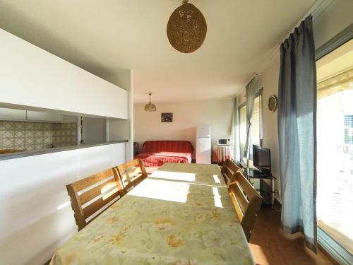 une pièce avec une table, des chaises et un canapé dans l'établissement Centre ville, T3 500m plage, TV, parking à Le Lavandou - FR-1-803-53, au Lavandou
