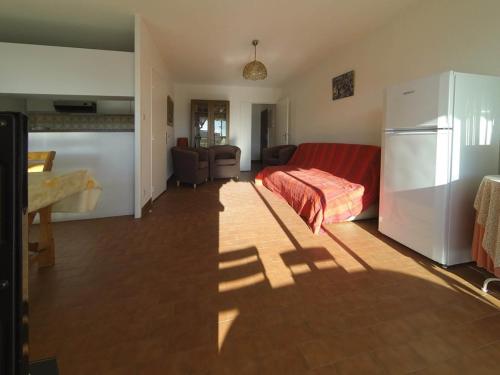 - un salon avec un canapé et un réfrigérateur dans l'établissement Centre ville, T3 500m plage, TV, parking à Le Lavandou - FR-1-803-53, au Lavandou