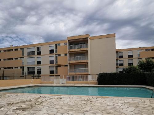Location T2 avec piscine, proche plage, tennis, et garage fermé - Le Lavandou - FR-1-803-51