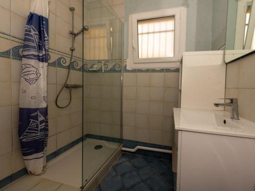 une salle de bain avec douche et lavabo dans l'établissement Location T2 avec piscine, proche plage, tennis, et garage fermé - Le Lavandou - FR-1-803-51, au Lavandou
