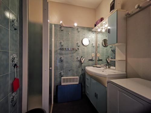 une salle de bain avec une douche, un lavabo et un miroir dans l'établissement Studio calme avec loggia, proche plage et centre, climatisé, parking inclus - FR-1-803-54, au Lavandou