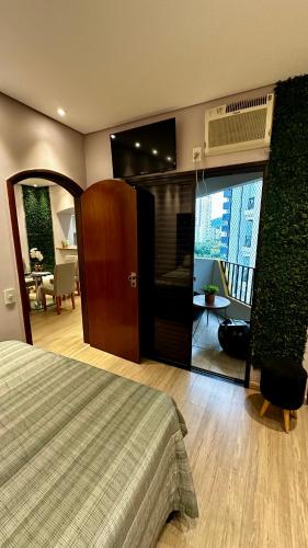 Ένα ή περισσότερα κρεβάτια σε δωμάτιο στο Cosmopolitan PRAIA Flat com Estacionamento Grátis - Gonzaga - Ap 76