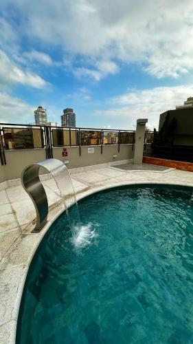 Πισίνα στο ή κοντά στο Cosmopolitan PRAIA Flat com Estacionamento Grátis - Gonzaga - Ap 76