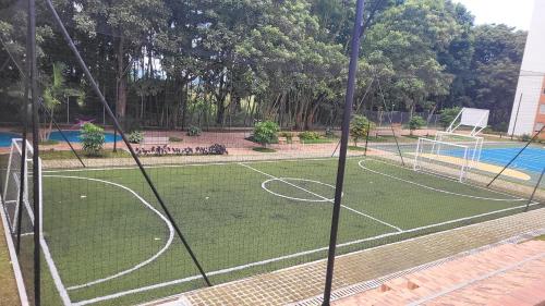 a net on a tennis court in a park at Apartamento en la Samaria - Ibagué in Ibagué
