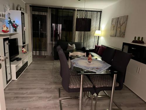 a living room with a table and chairs in a room at Atempause und erholsame Zeit im Harz in Braunlage