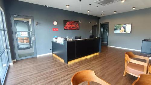una sala d'attesa con reception e sedie di LEA GUEST HOUSE & CAFE Lukut a Port Dickson