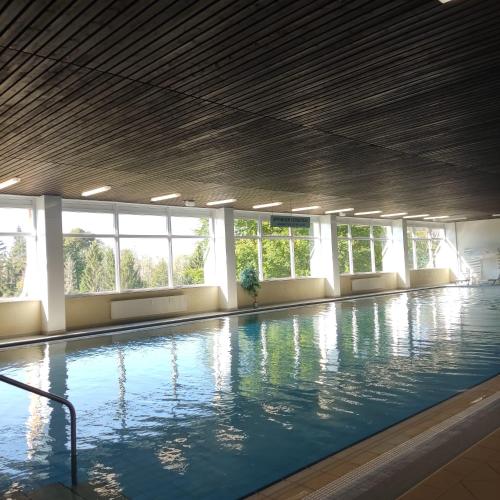 an indoor swimming pool with a large swimming pool at Atempause und erholsame Zeit im Harz in Braunlage