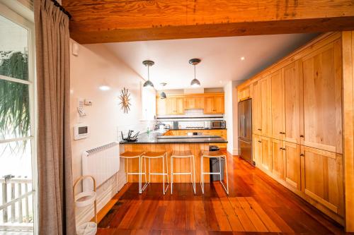 Kuchyň nebo kuchyňský kout v ubytování Cosy 3 Bedroom Villa in Freeman's Bay