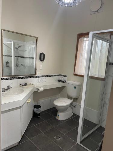 Ένα μπάνιο στο Westwood Motor Inn