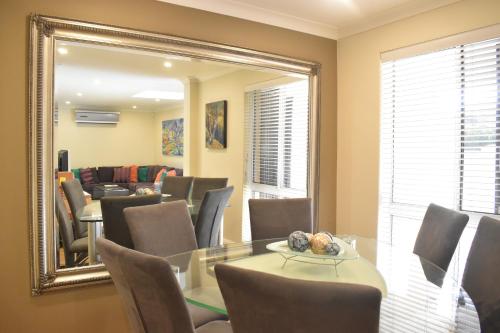 Prostor za sedenje u objektu Bright 2 Bedroom Apartment In A Great Location