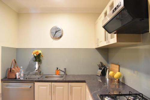 Kuhinja ili čajna kuhinja u objektu Bright 2 Bedroom Apartment In A Great Location