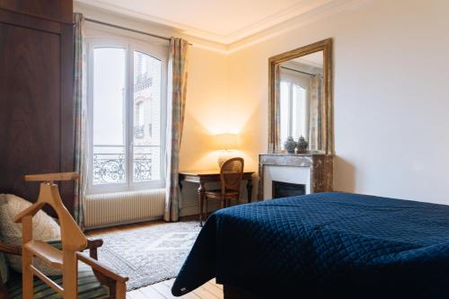 une chambre avec un lit, un miroir et un bureau dans l'établissement Stylishly Decorated 2BD Apartment Montmatre!, à Paris