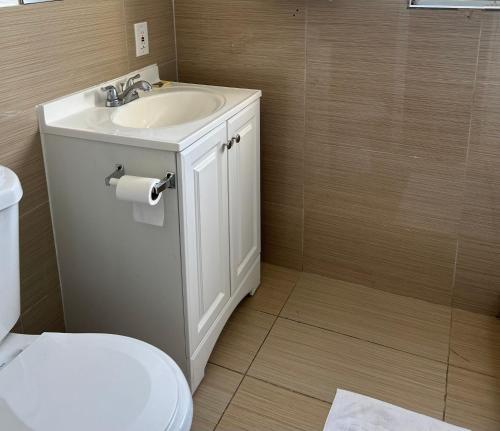 a bathroom with a sink and a toilet at Plaza Hotel Gardena in Gardena