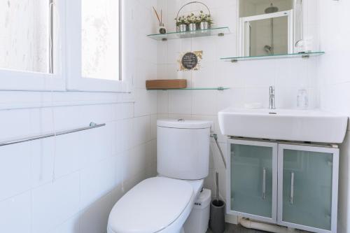 une salle de bain blanche avec des toilettes et un lavabo dans l'établissement Very Central Studio Apartment for 2 in Paris, à Paris