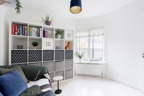 una sala de estar con una estantería con libros en Welcoming 4BD House with Garden in Dublin, en Dublín