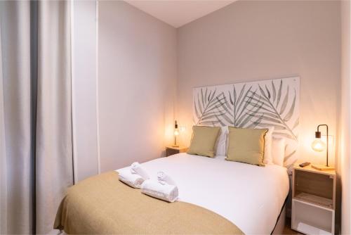 Postel nebo postele na pokoji v ubytování Bright and Airy 2 Bedroom Apartment in Madrid