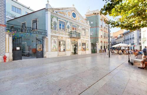 Bright 2 Bedroom Apartment with parking in Lisbon