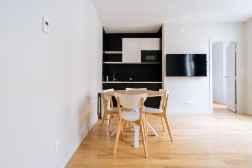 une cuisine et une salle à manger avec une table et des chaises dans l'établissement Welcoming 1 Bedroom Apartment in Paris, à Paris