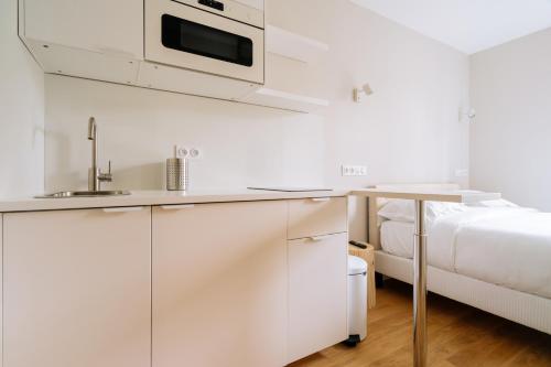 Kuchyňa alebo kuchynka v ubytovaní Relaxing Studio Apartment in the Heart of Paris