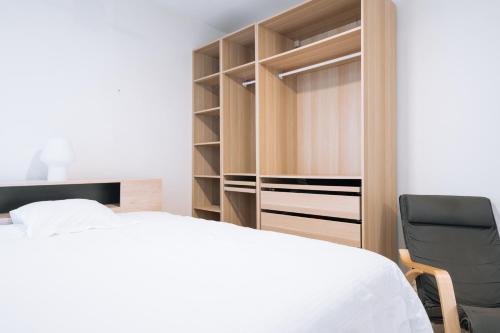 une chambre avec un lit et une chaise dans l'établissement Cosy Studio Apartment - Bastille, à Paris