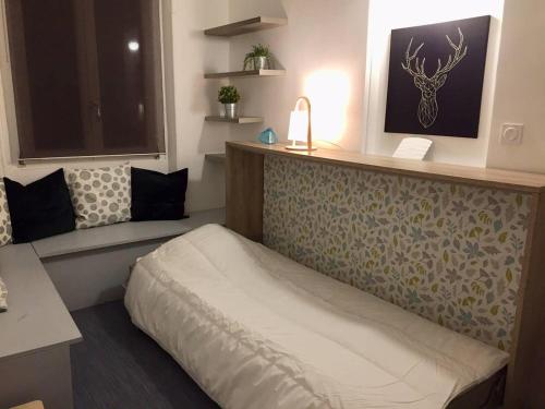 une chambre avec un lit dans une pièce dans l'établissement Functional Studio In Paris, à Paris