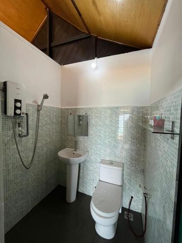 un baño con inodoro y lavabo en The Station Tioman, en Tioman Island