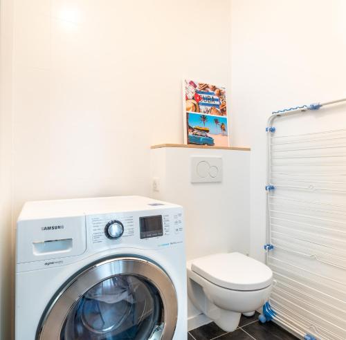 Photo de la galerie de l'établissement Spacious and Elegant 3BD ApartmentRochechouart, à Paris