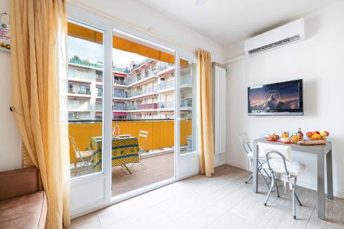 une chambre avec un balcon avec une table et des chaises dans l'établissement Studio Mogador - Close to the beach - Happy Rentals, à Nice