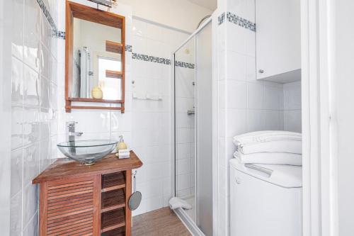 une salle de bain avec un lavabo et des toilettes dans l'établissement Studio Mogador - Close to the beach - Happy Rentals, à Nice