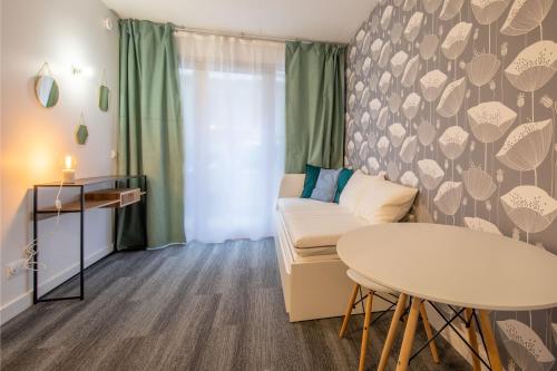 un salon avec un canapé et une table dans l'établissement New Studio Near Bois de Vincennes, à Paris