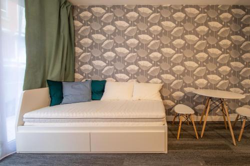 Ce lit se trouve dans un dortoir doté d'un mur avec des cœurs. dans l'établissement New Studio Near Bois de Vincennes, à Paris