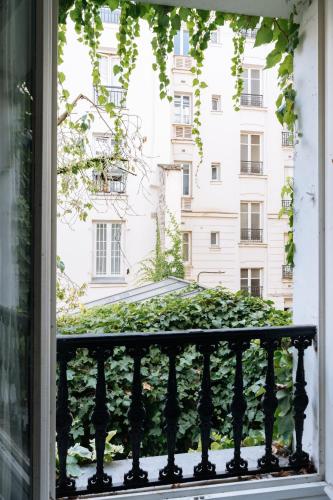 une fenêtre avec vue sur un bâtiment dans l'établissement Alluring 1 bedroom Apartment 5 min to the Eiffel Tower!, à Paris