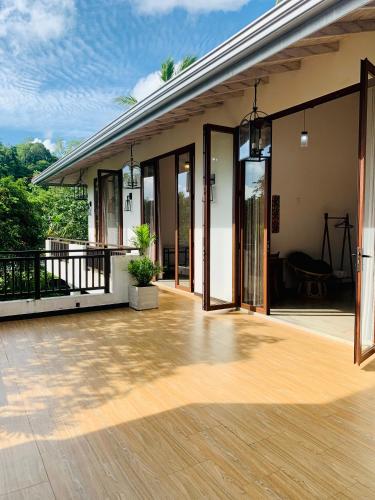 Un balcón o terraza en Mawbima Villa