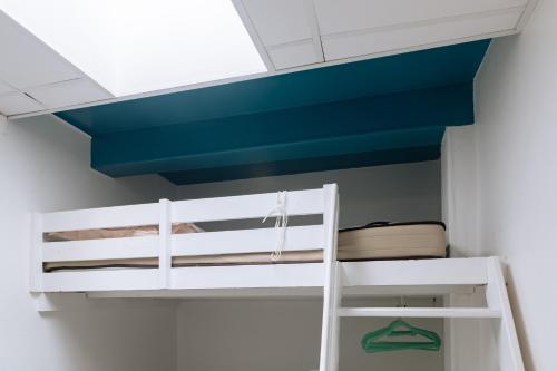 Ce lit superposé se trouve dans un dortoir doté d'un plafond bleu. dans l'établissement Chic Studio Apartment for 3 - La Villette!, à Paris
