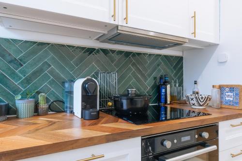 - une cuisine avec un comptoir, un four micro-ondes et une cuisinière dans l'établissement Beautiful 1BD Apartment Issy-les-Moulineaux!, à Issy-les-Moulineaux