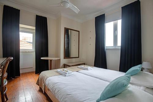 En eller flere senge i et værelse på Large family flat in Campo de Ourique