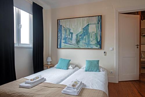 En eller flere senge i et værelse på Large family flat in Campo de Ourique