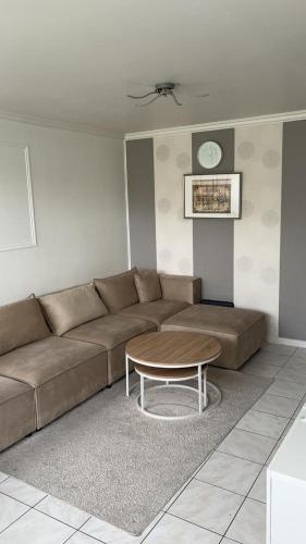un salon avec un canapé et une table basse dans l'établissement Magnifique appartement, à Stains