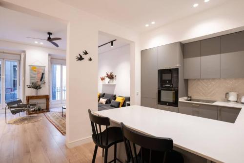 Kuchyň nebo kuchyňský kout v ubytování Stylish 2 Bedroom Apartment in the Heart of Madrid