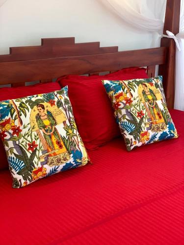 Una cama o camas en una habitación de Mawbima Villa