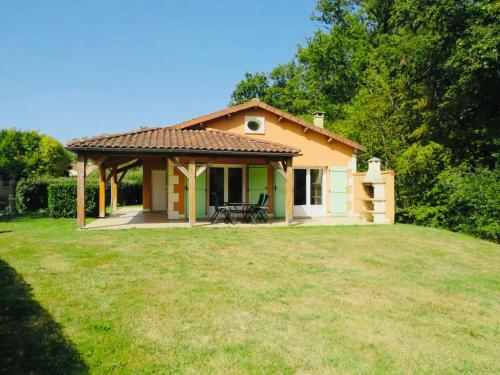 Κήπος έξω από το Villa in Les Forges with Golf & Pool Access