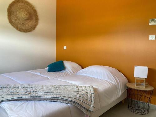 - une chambre avec un lit blanc et un mur jaune dans l'établissement Villa in Sainte Valière with Private Pool, à Sainte-Vallière