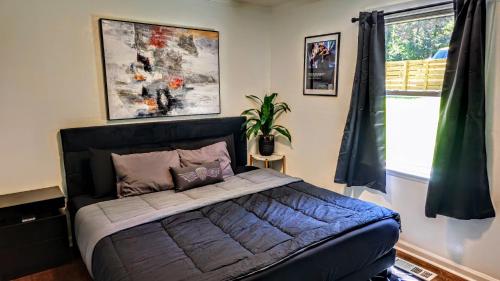 Giường trong phòng chung tại Luxury duplex unit in Nashville Unit A