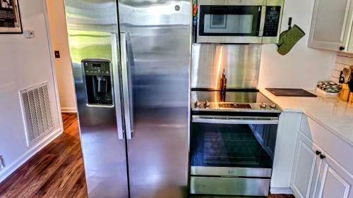 Nhà bếp/bếp nhỏ tại Luxury duplex unit in Nashville Unit A