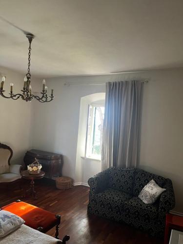 a living room with a couch and a window at Allulivus in Montenero