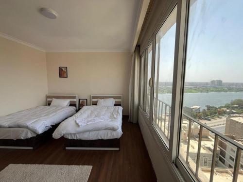Postel nebo postele na pokoji v ubytování Condo Nile view modern