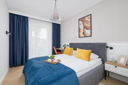 Ένα ή περισσότερα κρεβάτια σε δωμάτιο στο Klimatyzowane Apartamenty w Centrum Krakowa z Parkingiem i Biurkiem by Renters Prestige