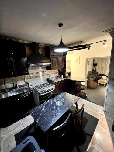 Dapur atau dapur kecil di Maadi Nile and pyramids view