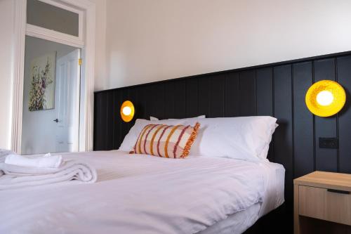 Katil atau katil-katil dalam bilik di The Nyngan Hotel