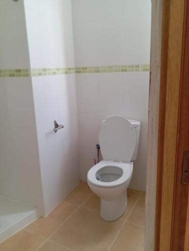 Bilik mandi di Apartamentos Torresmar